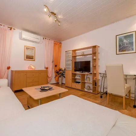 Patricia Apartment Rab Town